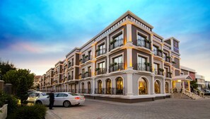 Majoituspaikan julkisivu illalla/yöllä