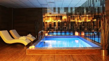 Hồ bơi trong nhà, mở cửa từ 12:00 đến 21:00, lều miễn phí