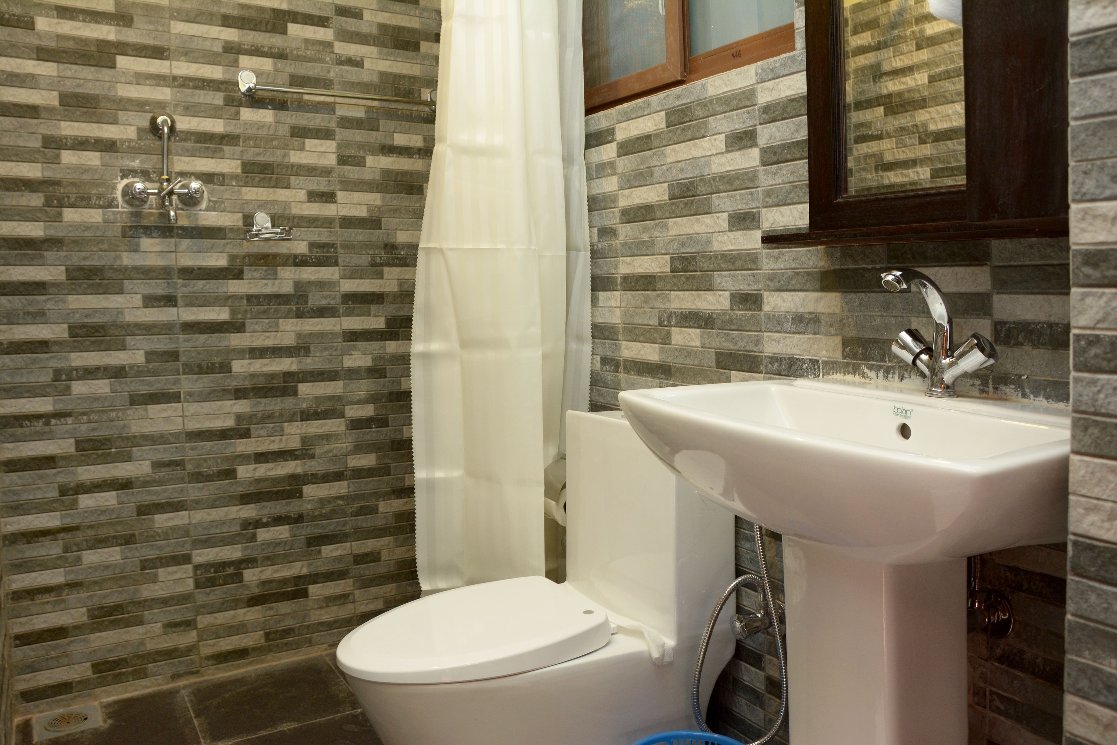 triple room with city view | bathroom | free toiletries, slippers, towels