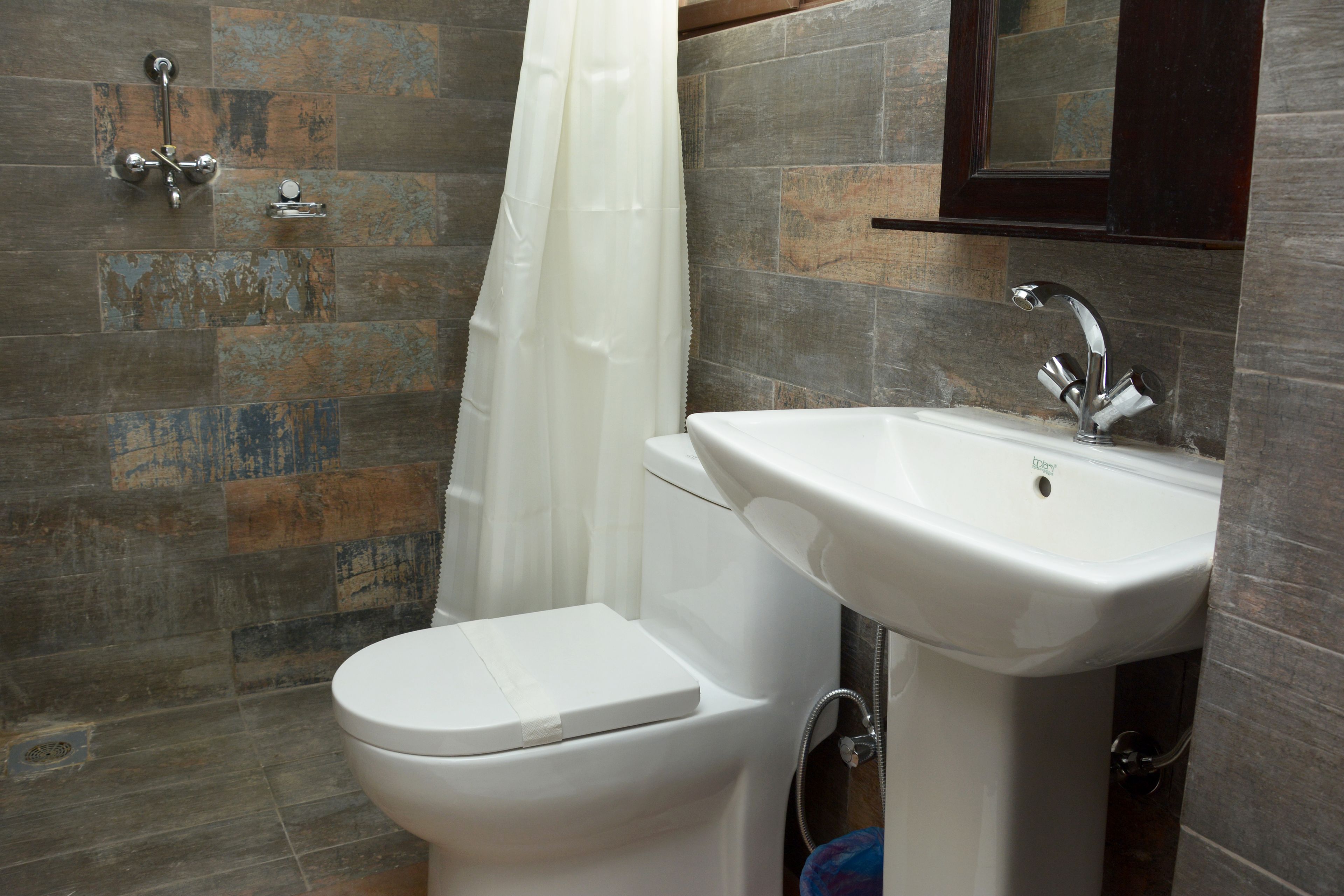 luxury suite, 1 king bed, non smoking, city view | bathroom | free toiletries, slippers, towels