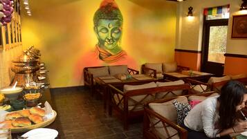 Café da manhã com buffet todos os dias (USD 5 por pessoa)