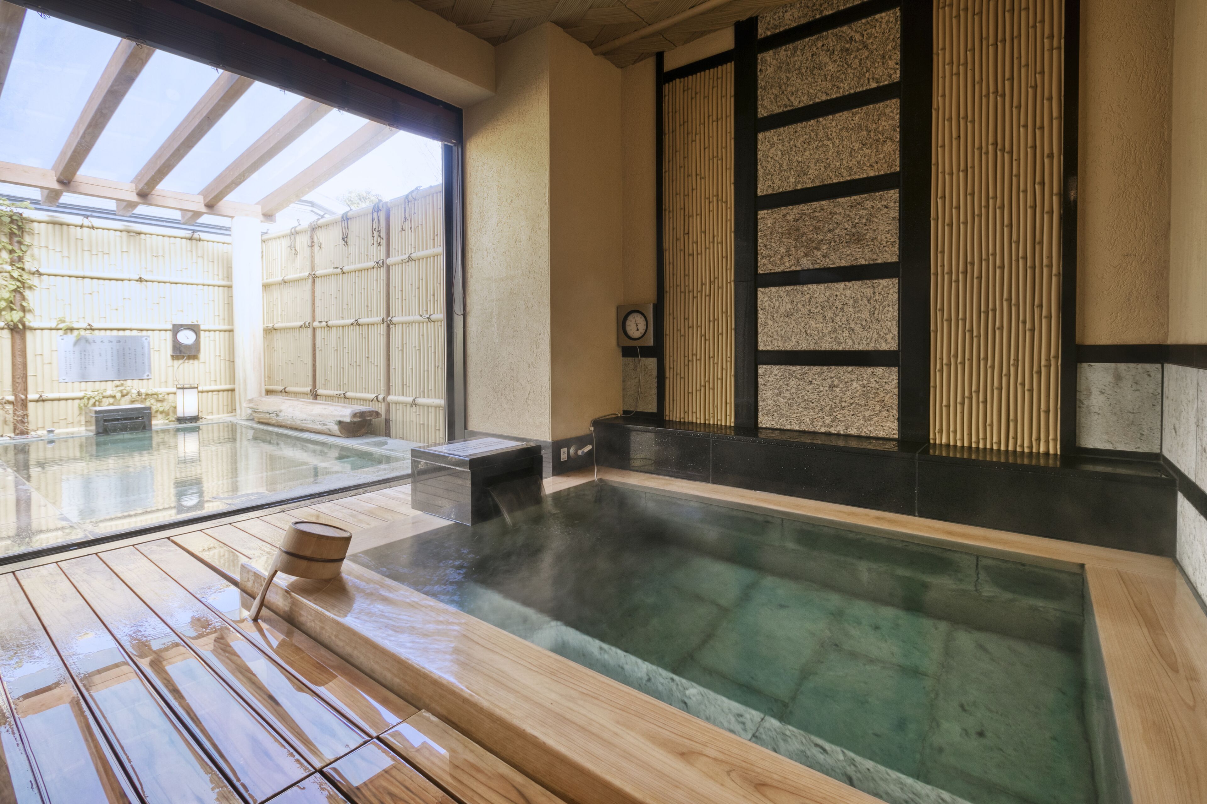 Bañera con ducha, artículos de tocador gratuitos, secador de pelo