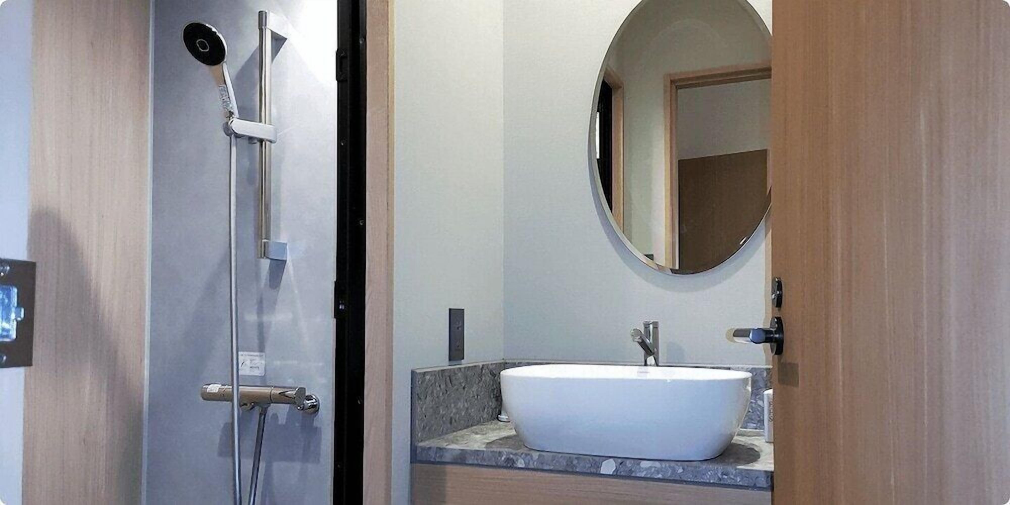 Badezimmer | Duschwanne, kostenlose Toilettenartikel, Haartrockner, Hausschuhe