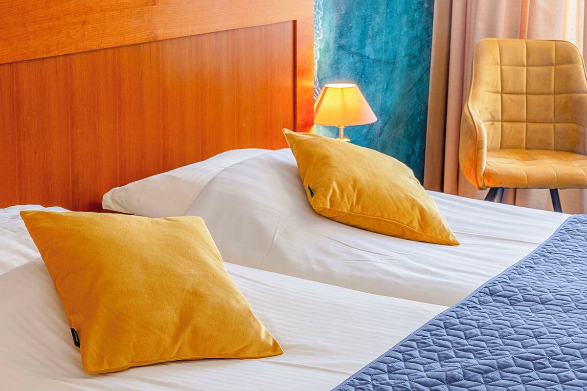 standard twin room | in-room safe, desk, free wifi