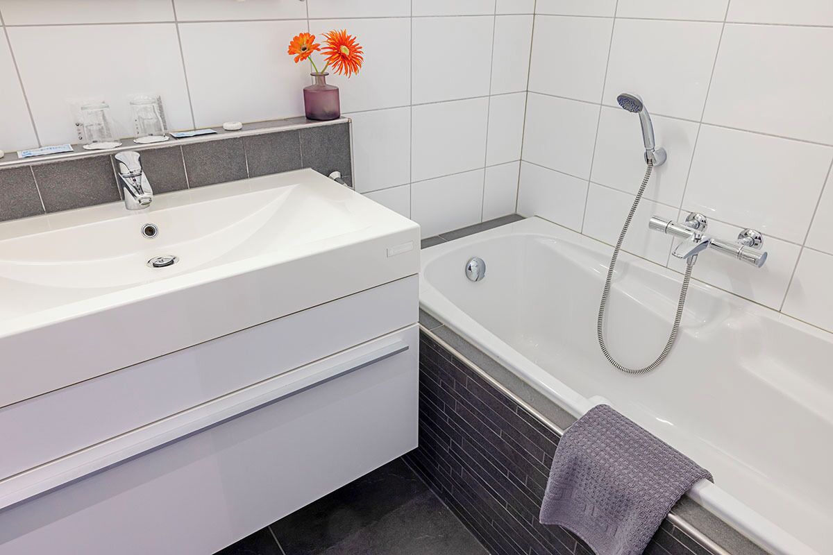 free toiletries, towels