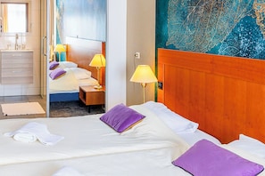 Standaard Twin kamer | Een kluis op de kamer, een bureau, gratis wifi