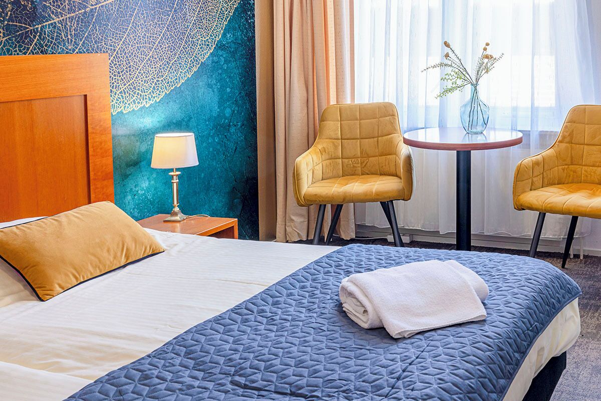 standard twin room | in-room safe, desk, free wifi