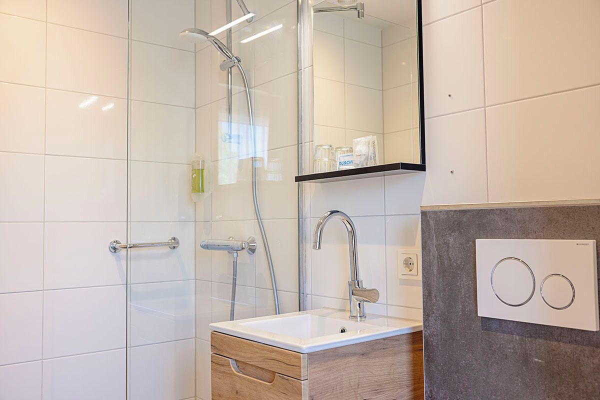 standard single room | in-room safe, desk, free wifi