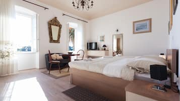 Habitación triple | Ropa de cama de alta calidad y wifi gratis