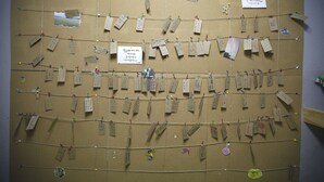 A bulletin board with various notes and tags. - Bluefish Guesthouse - Hostel (Busan)