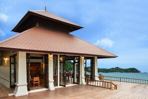 Breakfast, lunch, dinner served; international cuisine - PingChan Koh Phangan Beachfront Resort (Ko Pha-ngan)
