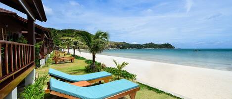 Á ströndinni, sólbekkir, sólhlífar, strandhandklæði