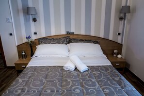 Kamar Triple Comfort, 1 Tempat Tidur Double dengan tempat tidur Sofa, ensuite | 2 kamar tidur, seprai premium, brankas, dan meja kerja