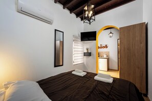 Habitación doble (Erato) | Caja de seguridad en la habitación y tabla de planchar con plancha 