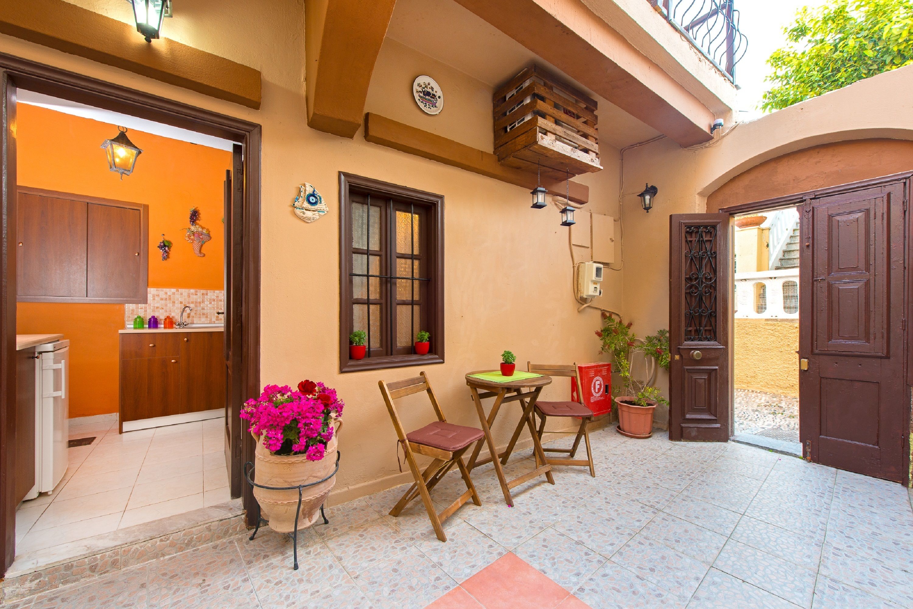 Un ambiente acogedor con cocina, comedor y un balcón.