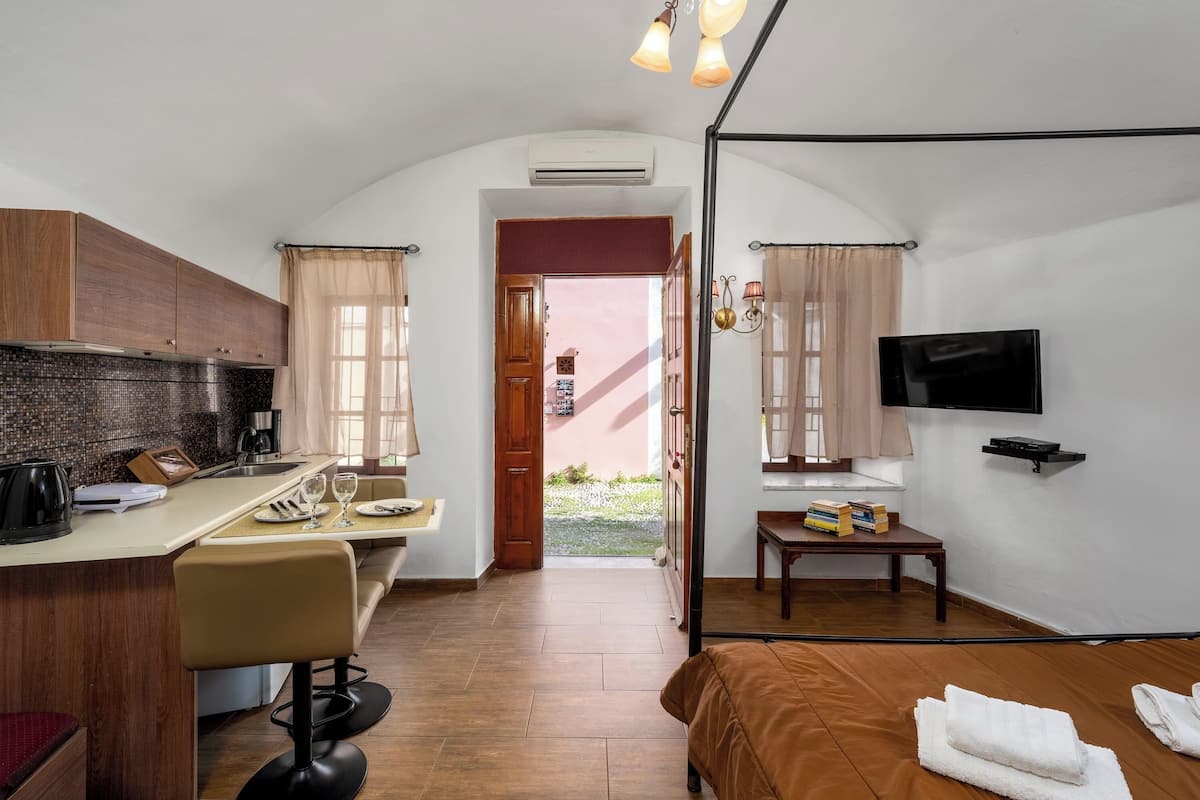 Habitación doble (Clio) | Caja de seguridad en la habitación y tabla de planchar con plancha