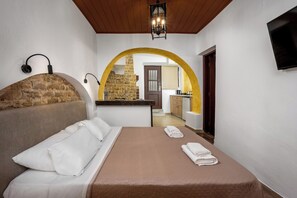 Caja de seguridad en la habitación y tabla de planchar con plancha