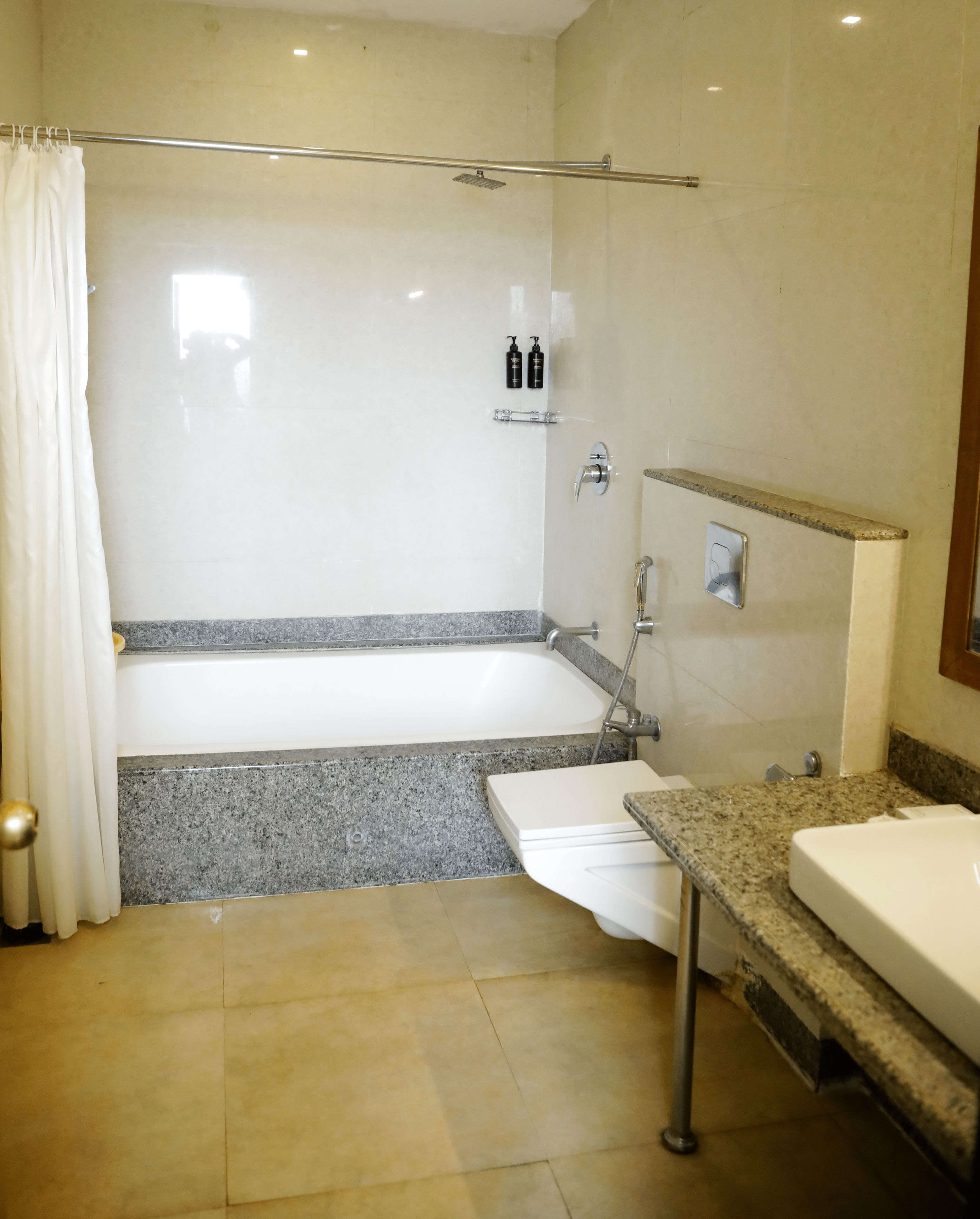 Un baño con bañera, ducha, inodoro y lavabo.