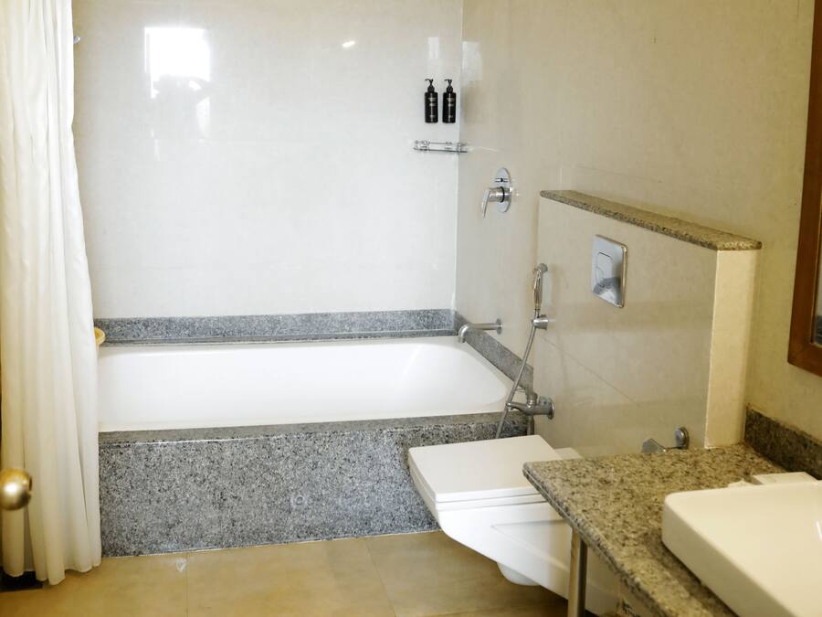 Un baño con bañera, ducha, inodoro y lavabo.