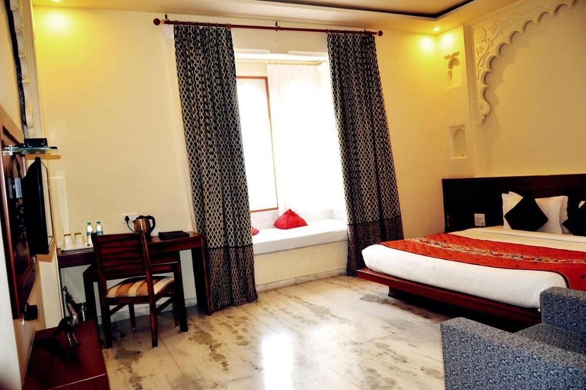 1 bedroom, premium bedding, memory-foam beds, desk