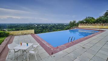 Piscine extérieure, chaises longues