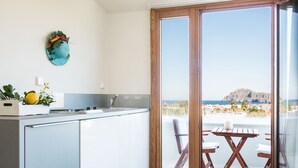 Una cocina con vista a la playa y a la montaña.