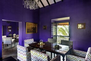 Breakfast, lunch, dinner served; international cuisine