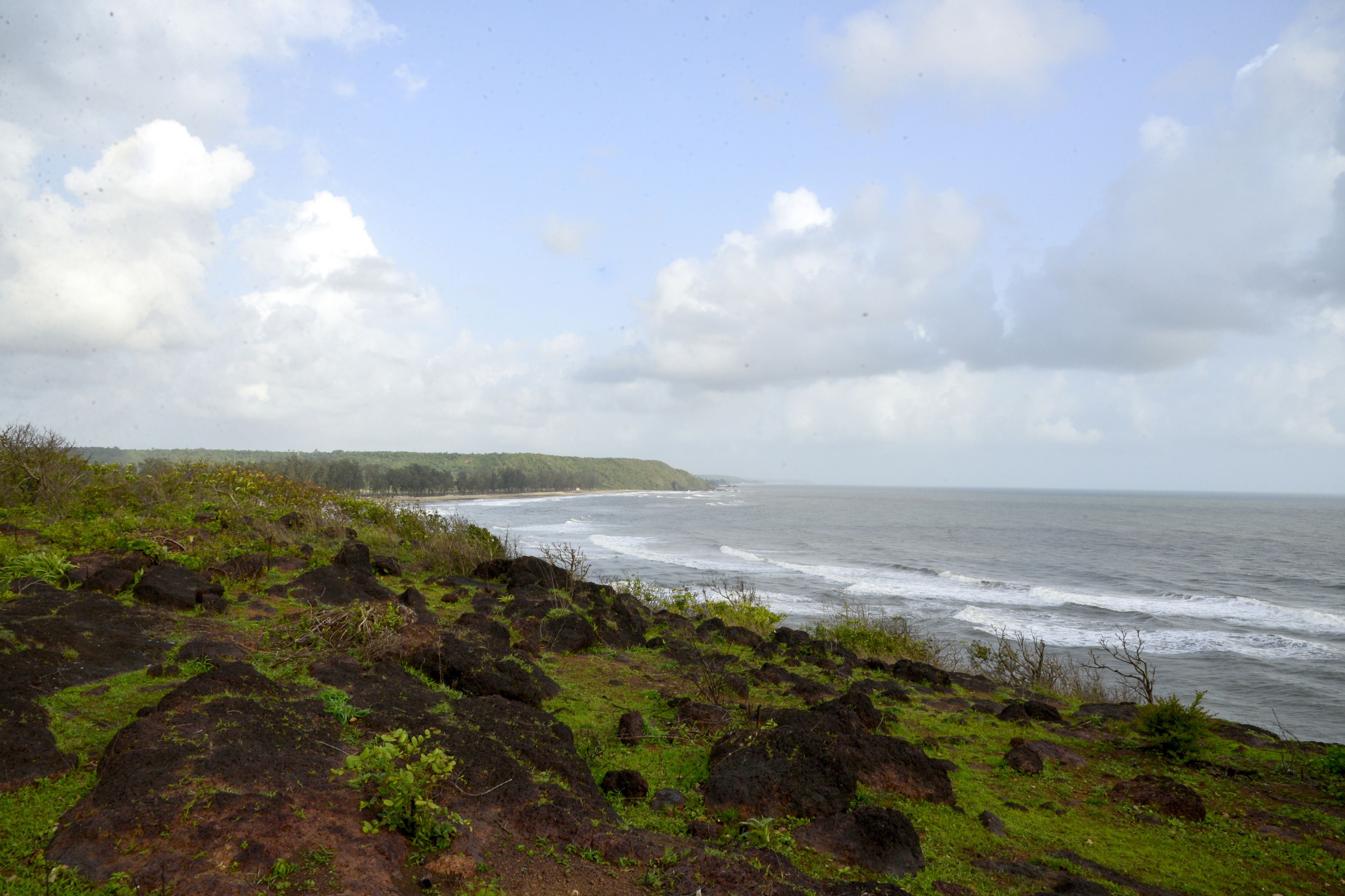 Eine Küstenlandschaft mit felsigem Gelände und Blick auf das Meer.
