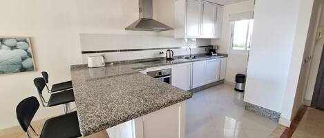 Departamento superior, 2 habitaciones (2 Bedroom Superior Apartment) | Cocina privada | Tetera eléctrica y tostadora