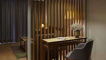 Romantic Suite | Living area | TV