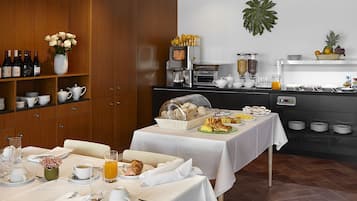Free daily buffet breakfast