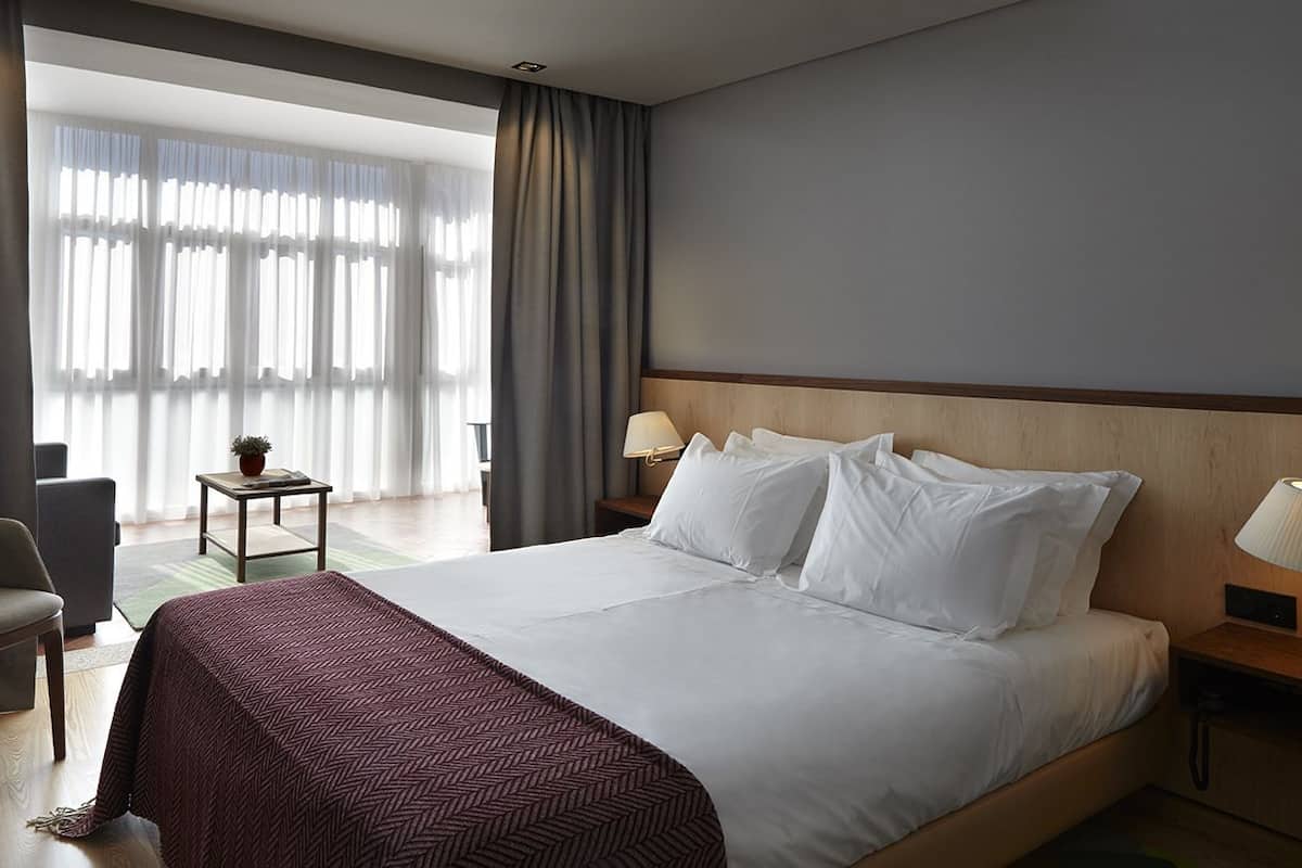 Suite Junior, vue montagne | 1 chambre, minibar, coffres-forts dans les chambres