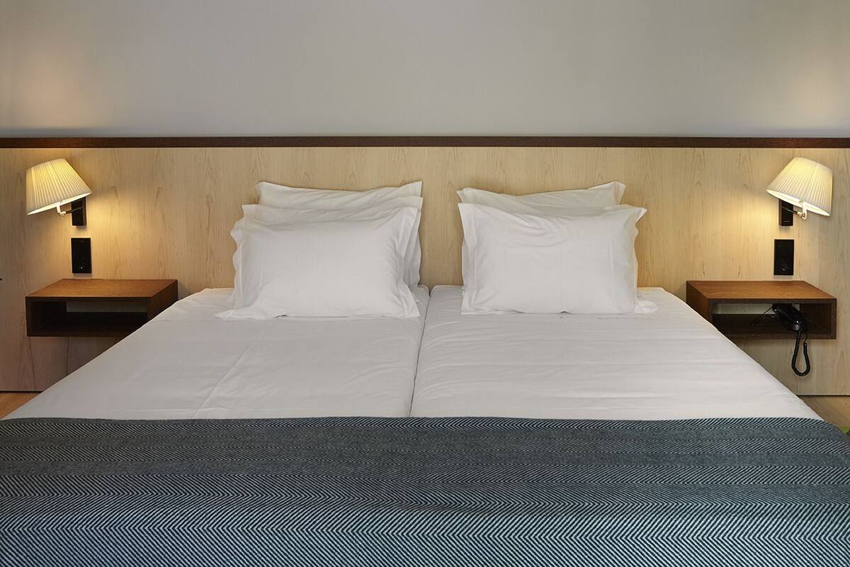 Standard Twin Room | Minibar, in-room safe, WiFi (free), bed sheets