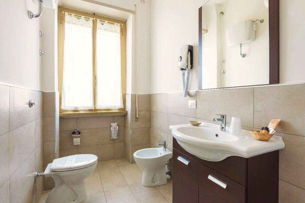 Habitación cuádruple superior, vistas a la ciudad | Baño | Ducha, artículos de higiene personal gratuitos, secador de pelo y bidé