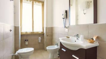 Habitación cuádruple superior, vistas a la ciudad | Baño | Ducha, artículos de higiene personal gratuitos, secador de pelo y bidé