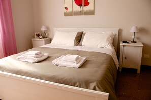 Classic Double Room | Premium bedding, desk, laptop workspace, blackout drapes - La Casa In Prati (Rome)