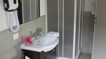 Quarto quádruplo superior, vista para a cidade | Banheiro | Chuveiro, produtos de toalete grátis, secador de cabelo, bidê