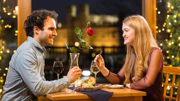 供應早餐、午餐和晚餐,英國料理