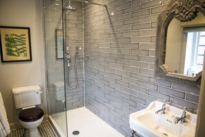 Basic Double Room, 1 Double Bed | Bathroom | Shower, free toiletries, towels