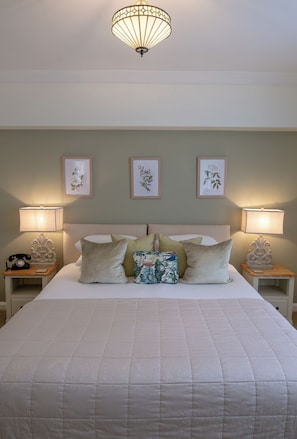 Deluxe Double Room | Meja, seterika/papan seterika, Wi-fi percuma, cadar katil 