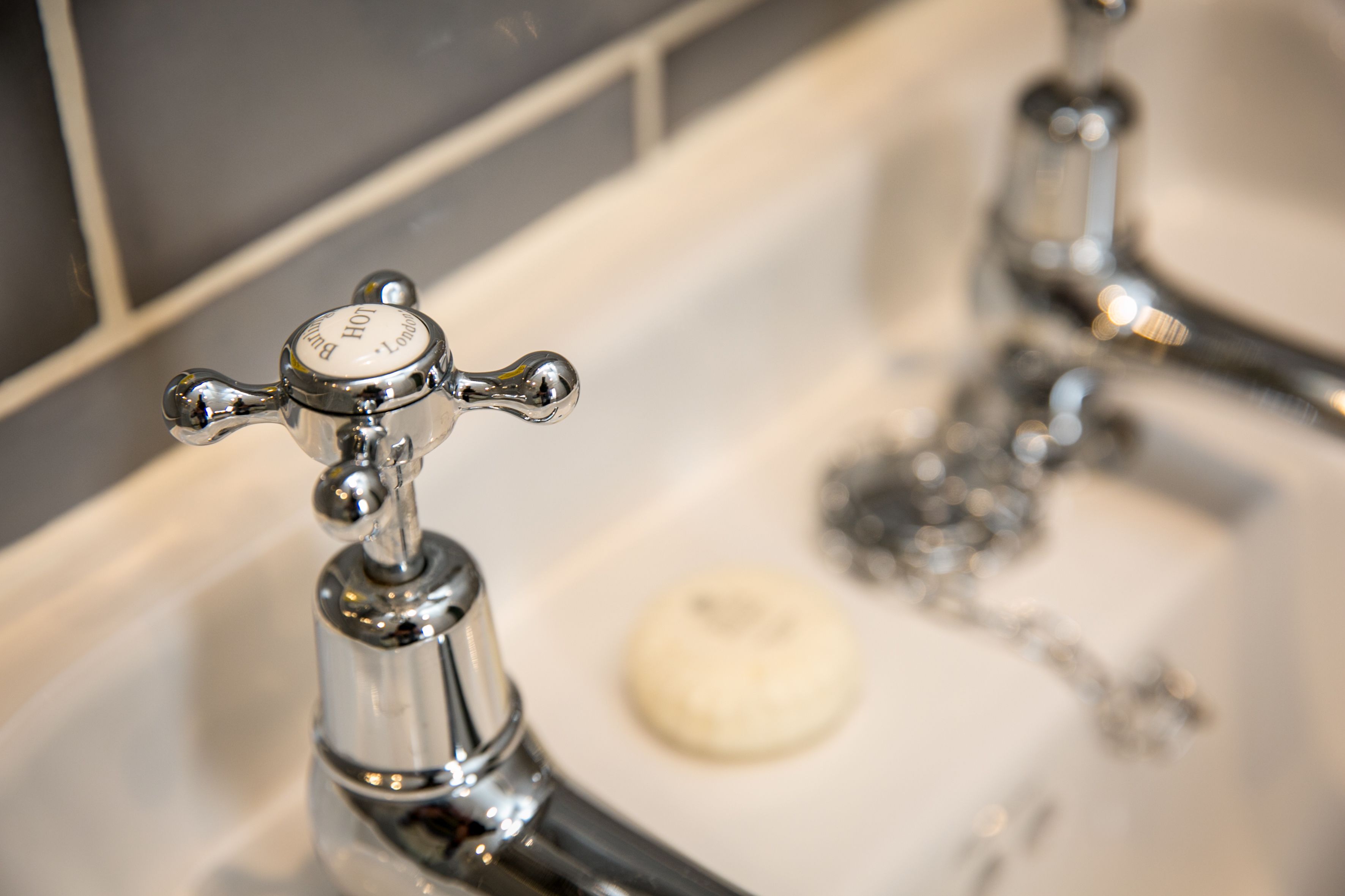 Une salle de bain dotée d’un robinet moderne et d’un savon.