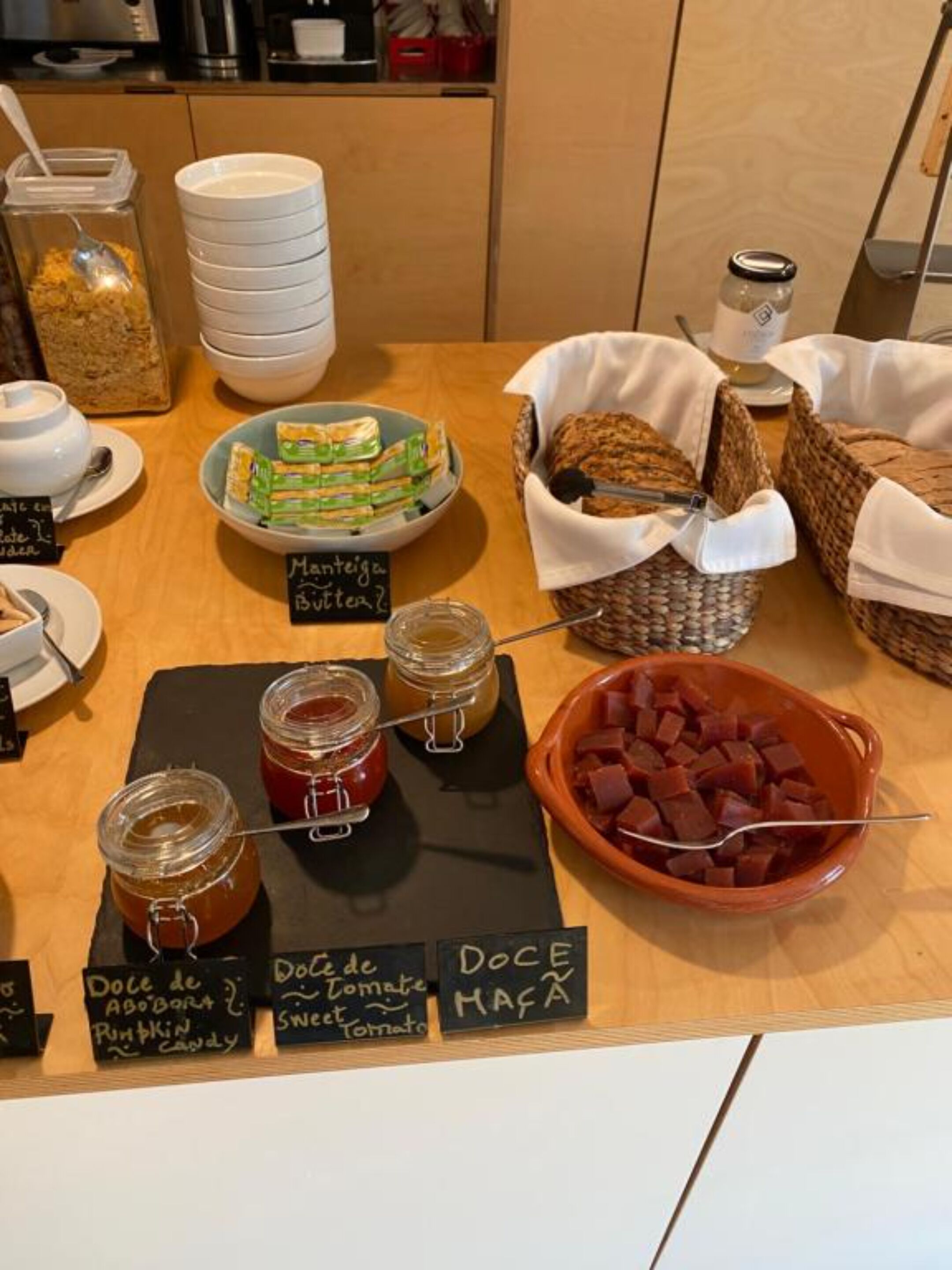 Ein reichhaltiges Buffet mit verschiedenen Speisen und Beilagen.