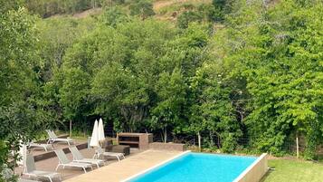 Piscine extérieure, chaises longues