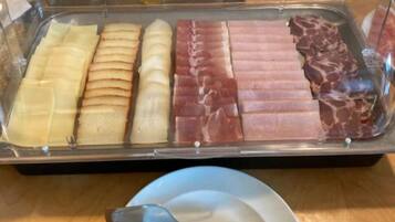 朝食 (ビュッフェ)、毎日提供 (無料)