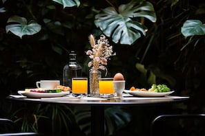 Petit déjeuner buffet (18 EUR par personne)