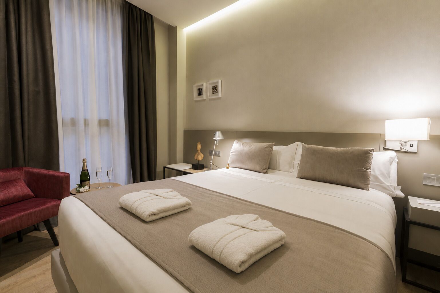 Standard Double Room, Exterior, Interior Courtyard view | Minibar, in-room safe, desk, blackout curtains