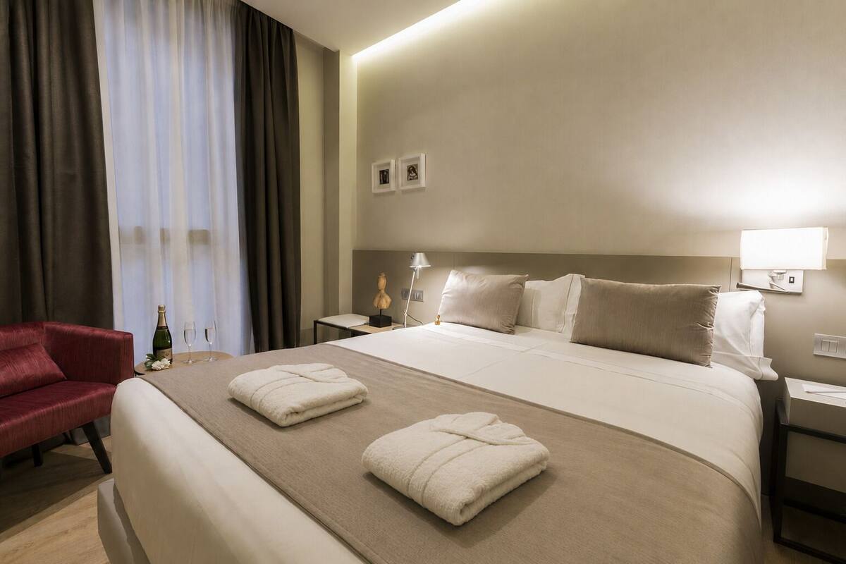 Standard Double Room, Exterior, Interior Courtyard view | Minibar, in-room safe, desk, blackout curtains