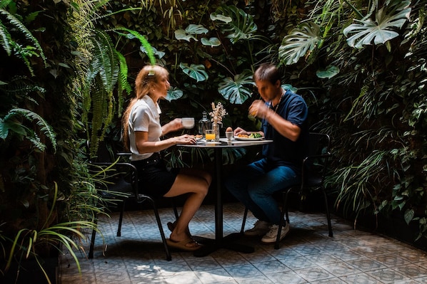 Café da manhã com buffet diário (EUR 18 por pessoa)