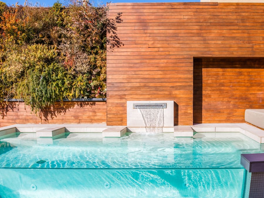 Alberca al aire libre y camastros