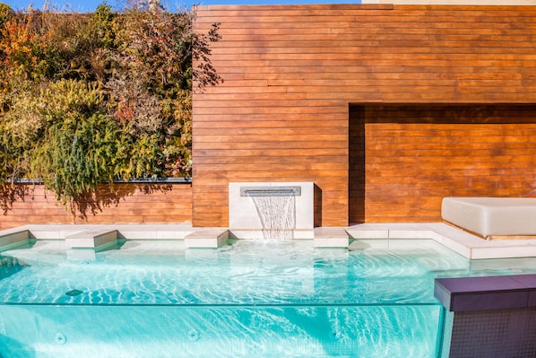 Piscine extérieure, chaises longues